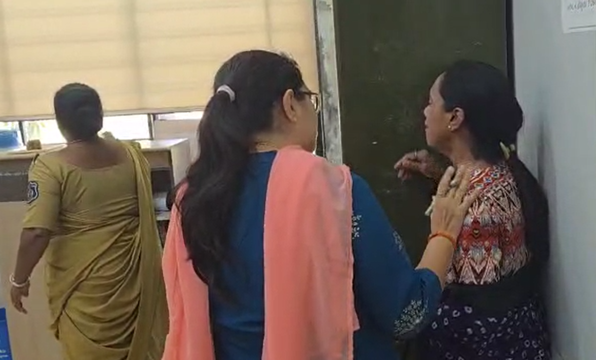 નડિયાદ કલેક્ટર કચેરીમાં જન્મનો દાખલો લેવા આવેલી મહિલા ફૂટી-ફૂટીને રડી પડી