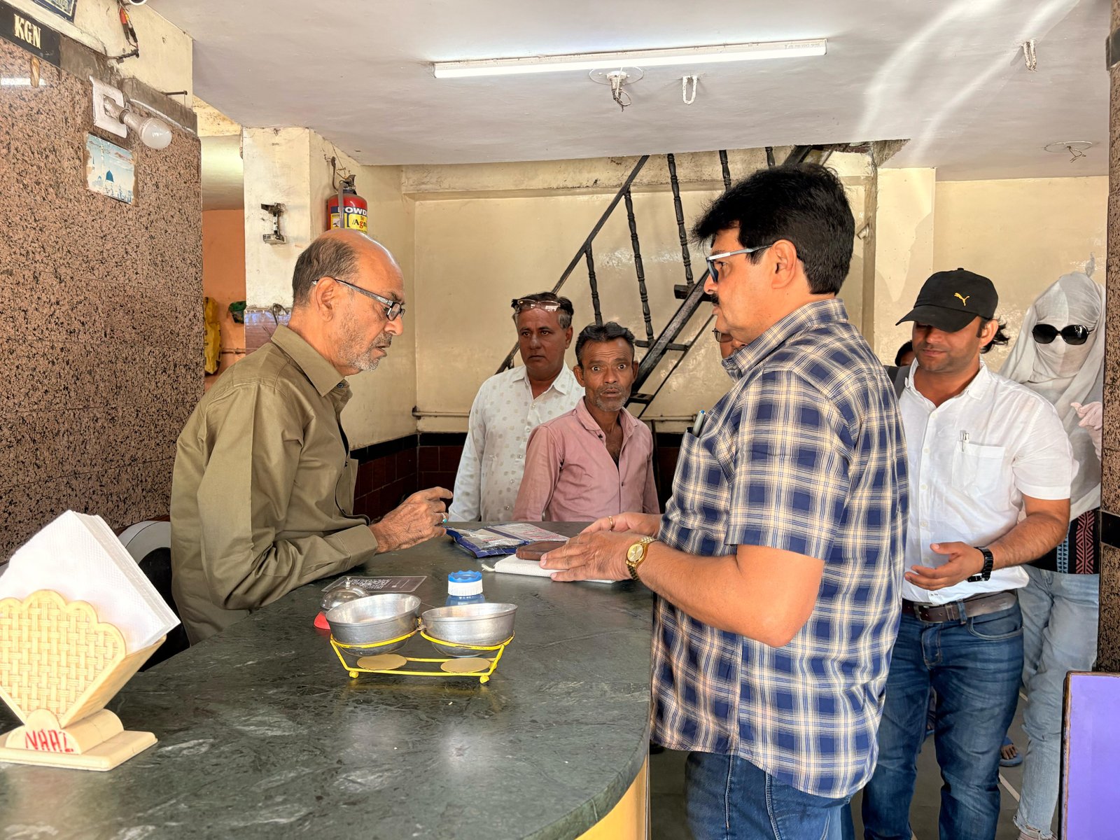 આણંદ મહાનગર પાલિકાના હેલ્થ ડીપાર્ટમેન્ટ દ્રારા નાના ચોરોને સજા આપી મોટા ચોરોનો બચાવ!!!