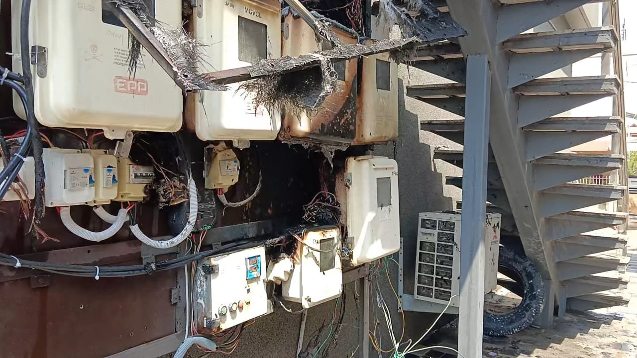 આણંદના 100ફૂટ રોડ પર ઇન્દિરા સ્ટેચ્યૂ પાસે એકાએક આગ લાગી