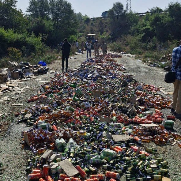 આણંદ જિલ્લામાં ભારતીય બનાવટના વિદેશી દારૂનો મોટા પાયે નાશ કરાયો: છત્રીસ લાખઉપરાંતની કિંમતની 19 હજાર બોટલો નષ્ટ કરાઇ