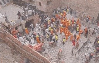 ચાર માળની ઈમારત ધરાશાયી થઈ જતાં સમગ્ર વિસ્તારમાં ખળભળાટ