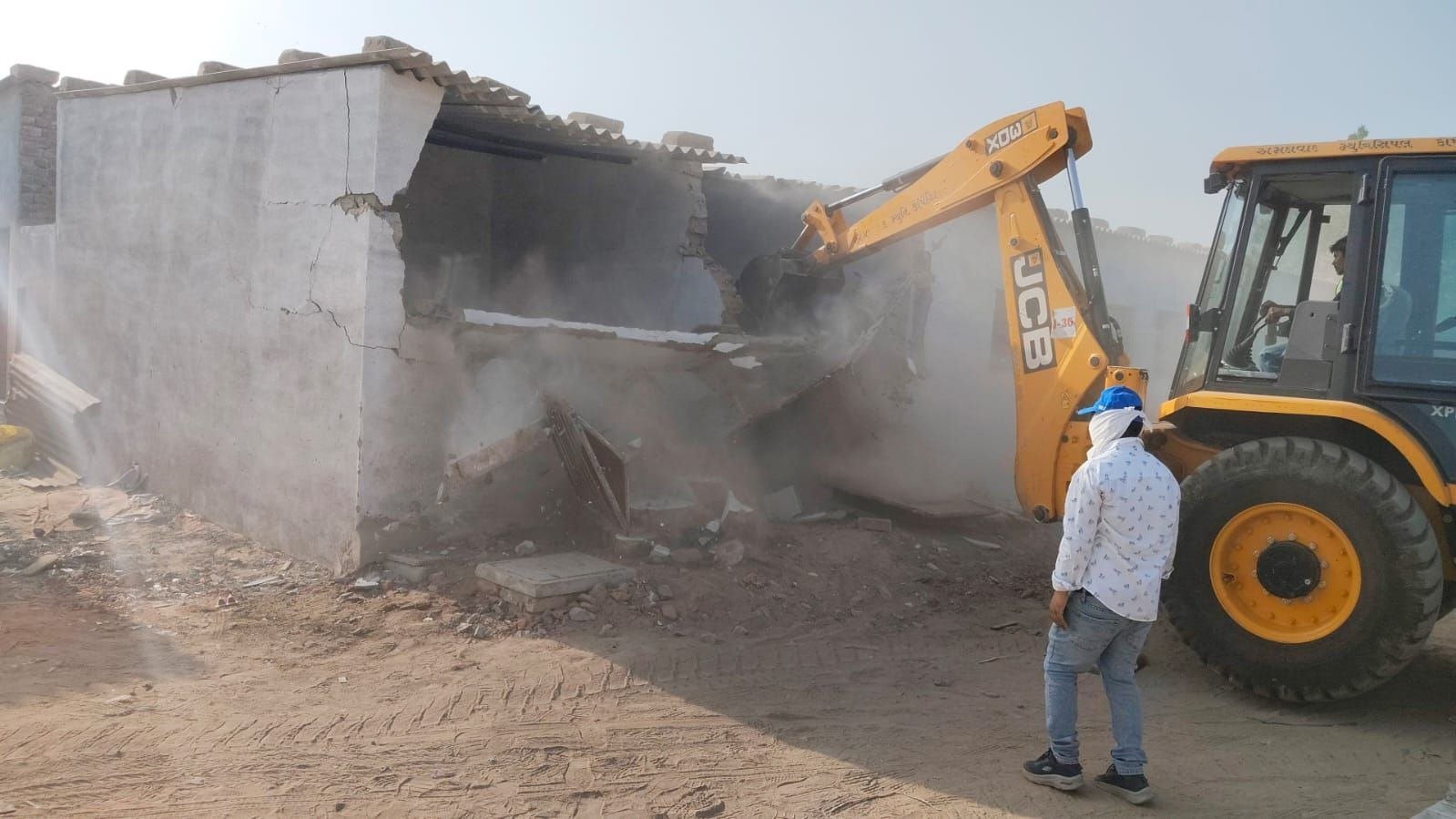 અમદાવાદના ચંડોળા તળાવમાં મેગા ડિમોલિશન પર સ્ટેની અરજી હાઇકોર્ટે ફગાવી