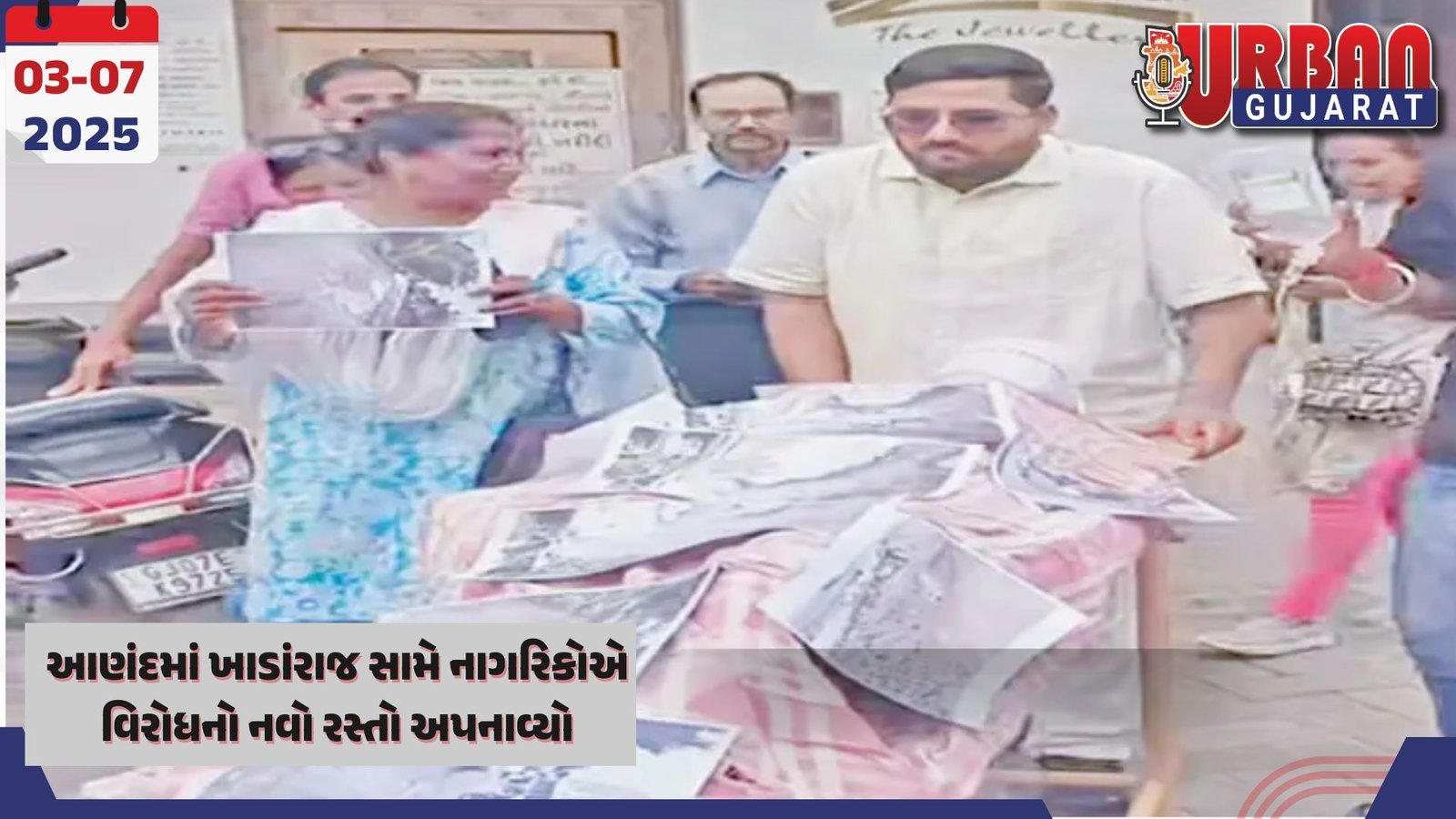 આણંદમાં ખાડાંરાજ સામે નાગરિકોએ વિરોધનો નવો રસ્તો અપનાવ્યો