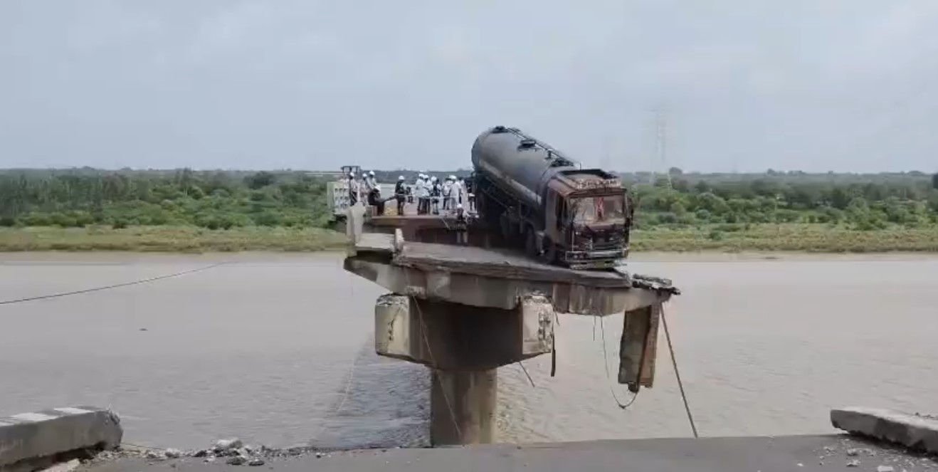 ગંભીરા બ્રિજ: ટેન્કર ઉતારવા બલૂન ટેક્નોલોજીથી કામગીરી શરૂ
