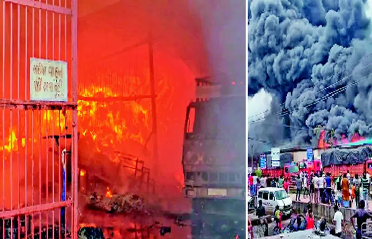 ખેડા બસ સ્ટેશન નજીક આવેલા પ્લાસ્ટિકના ગોડાઉનમાં આજે બપોરે અચાનક વિકરાળ આગ ભભૂકી