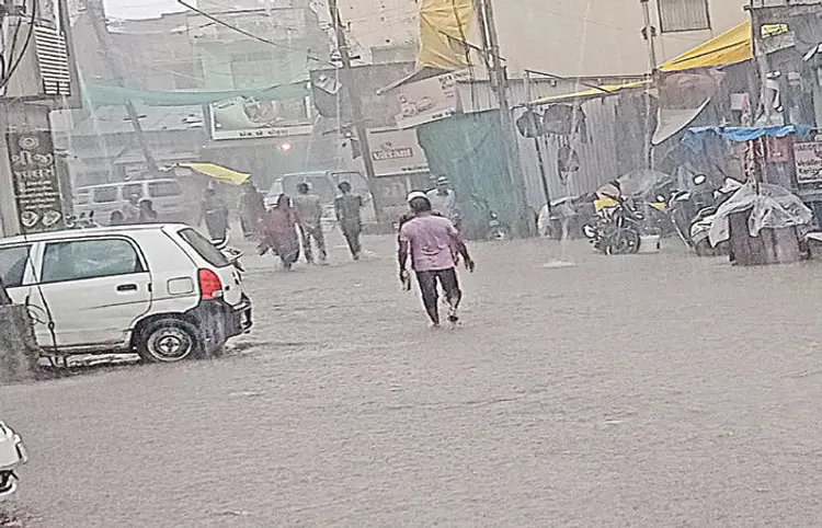 ઈંડા ફેંકનારા યુવકોનો સરઘસ કાઢાયો, જાહેરમાં માફી માગવી પડી