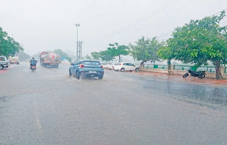 1900 ગામ ડૂબ્યાં, 43ના મોત: પૂરના કારણે પંજાબમાં ઠેર ઠેર તારાજી, 21 હજાર લોકોને રેસ્ક્યૂ કરાયા