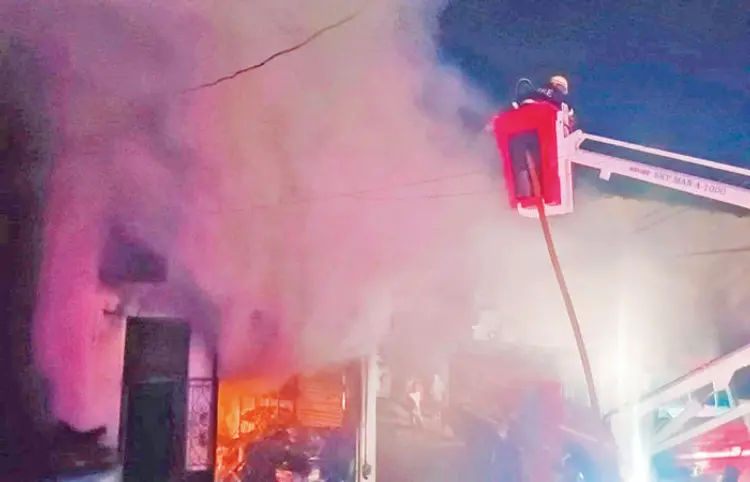 સોજીત્રાના નવા ઘરા નજીક હાર્ડવેરની દુકાનમાં ગઈકાલ રાતે અચાનક આગ લાગતા ભારે અફરાતફરી