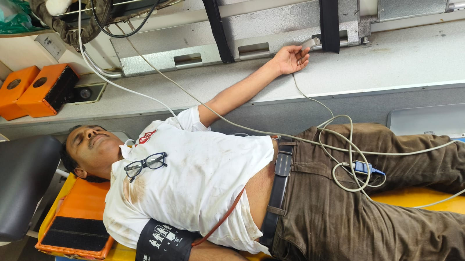 વડોદરામાં ખાડા પૂરવાની કામગીરી યુદ્ધના ધોરણે શરૂ કરાઇ : ખાડા દુર કરવા પ્રથમ વખત 'જેટ પેચર મશીન' મુકાયું