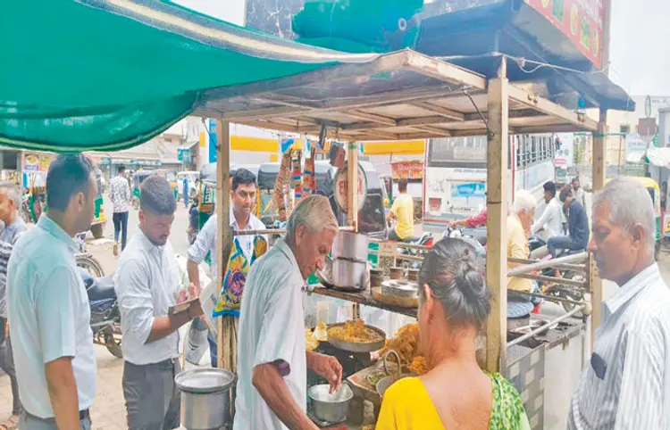 આણંદ જિલ્લામાં 130 ખાણી‑પીણીની લારીઓની તપાસ: 22 નમૂનાઓ પરીક્ષણ માટે મોકલાયા